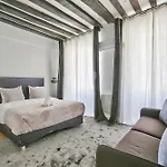 Urbanflat 69 - Authentic Parisian In The Center Of Paris