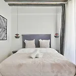 Urbanflat 69 - Authentic Parisian In The Center Of Paris
