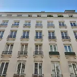 Urbanflat 69 - Authentic Parisian In The Center Of